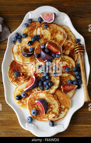 Pfannkuchen mit Beeren und Honig, Ansicht von oben Stockfoto