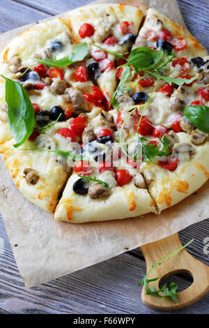 Pizza mit Champignons und Tomaten, close-up Stockfoto