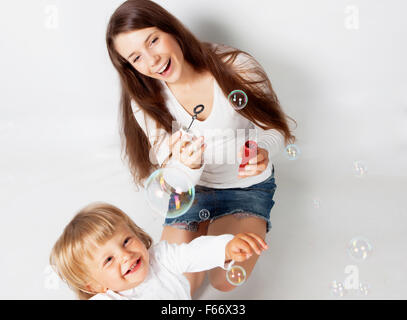 Mutter mit Sohn im studio Stockfoto