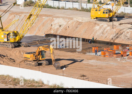 Volgograd, Russland - 13. Oktober 2015: Luftaufnahme des eingezäunten Bereich auf dem Bau des neuen mehrstöckigen Wohn- Stockfoto