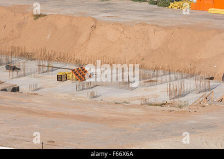 Volgograd, Russland - 13. Oktober 2015: Luftaufnahme des eingezäunten Bereich auf dem Bau des neuen mehrstöckigen Wohn- Stockfoto