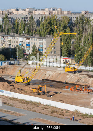 Volgograd, Russland - 13. Oktober 2015: Luftaufnahme des eingezäunten Bereich auf dem Bau des neuen mehrstöckigen Wohn- Stockfoto