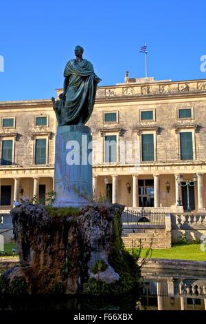 Statue von Sir Frederick Adam vor dem Palast von St. Michael und St. Georg, Altstadt von Korfu, Corfu Stockfoto