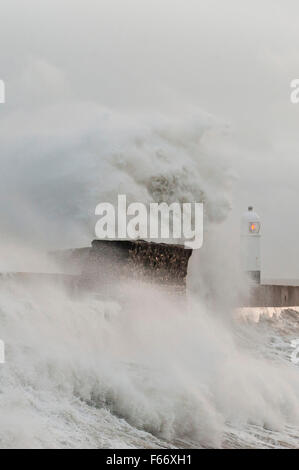 Porthcawl, Bridgend, Wales, UK. 13. November 2015. Massive Wellen gegen die Hafenmauer in Porthcawl. Die Südküste von Wales ist durch orkanartigen Winden der Sturm Abigail, der erste Sturm einen Namen gegeben, von der Met Office zerschlagen. Bildnachweis: Graham M. Lawrence/Alamy Live-Nachrichten. Stockfoto