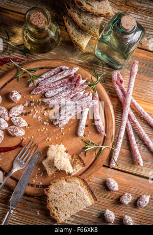 Kalte Fleischplatte mit Salami-Sticks und kleine salami Stockfoto