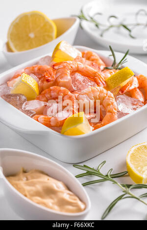 Garnelen auf Eis mit Zitrone Stockfoto