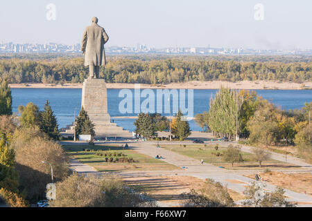 Volgograd, Russland - 13. Oktober 2015: Luftaufnahme der Gasse führt zu der zentralen Promenade und eine riesige Statue von Lenin in th Stockfoto