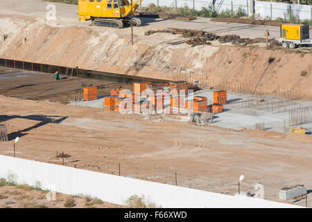 Volgograd, Russland - 13. Oktober 2015: Luftaufnahme des eingezäunten Bereich auf dem Bau des neuen mehrstöckigen Wohn- Stockfoto