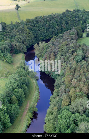 Fluß Eden, gesäumt von einheimischen Wald schlängelt sich durch die Landschaft in der Nähe von Appleby, Cumbria, UK. Stockfoto