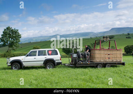 4 x 4 Fahrzeug und Anhänger, die Abholung von eines Heißluftballons aus Feld nach einem Flug, Cumbria, UK. Stockfoto