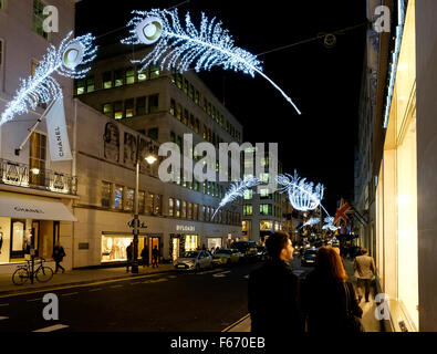 New Bond Street, London, UK. 12. November 2015. An einem relativ warmen Donnerstagabend sind Käufer und Schaulustige auf den Straßen von der West End von London, wo die Bond Street Weihnachtsbeleuchtung nur eingeschaltet worden war.  Scott Hortop / Alamy Live News Stockfoto