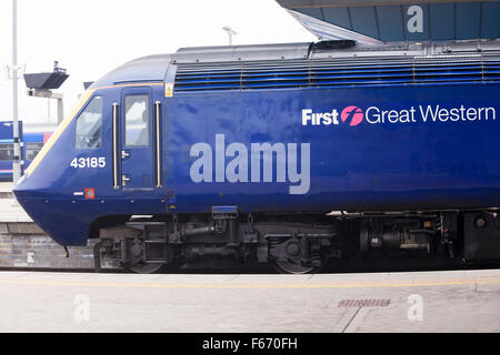 Der erste Great Western-Zug 43185 am Bahnhof Reading in Reading, Berkshire, Großbritannien, im November Stockfoto