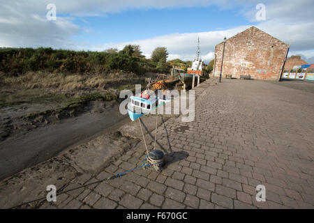 Stadt von Annan, Schottland. Silhouette Blick auf Fischerboote festgemacht am Annan Hafen bei Ebbe. Stockfoto