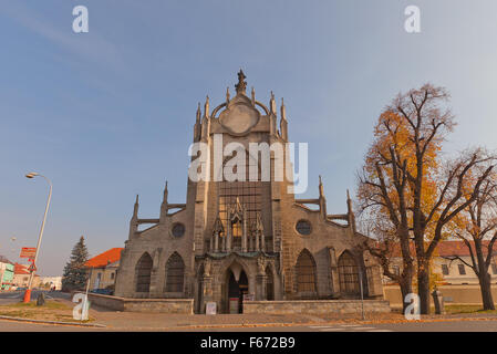 Fassade der Kathedrale der Annahme von unserer lieben Frau und St. Johannes der Täufer (1300 erbaut, rekonstruiert 1708) in Sedlec. Der UNESCO Stockfoto