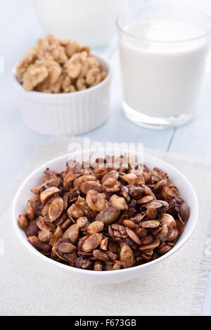 Frühstück Schokolade Müsli und Milch Stockfoto