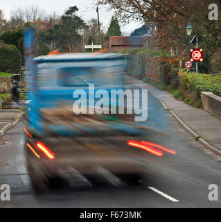 Rasende LKW durch ein ländliches Dorf mit mehr als 30 km/h-Warnschild blinkt. Stockfoto