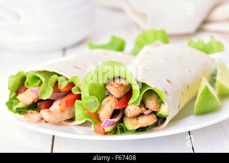 Tortilla-Wraps mit Hühnerfleisch und Gemüse Stockfoto