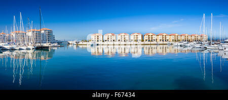 Panorama von Queensway Quay Marina, Gibraltar zeigt Luxus-Appartements und Yachten ankern in der marina Stockfoto