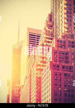 Vintage getönten Foto Wolkenkratzer in Manhattan bei Sonnenuntergang, New York City, USA. Stockfoto