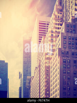 Vintage getönten Foto Wolkenkratzer in Manhattan bei Sonnenuntergang, New York City, USA. Stockfoto