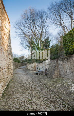 antiken mittelalterlichen Weg führt vom Dorf von Soave (Italien), die Burg auf dem Hügel Stockfoto