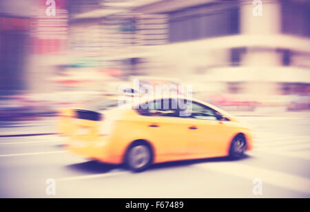 Vintage getönten Bewegung verwischt Taxi auf der Straße in New York, USA. Stockfoto