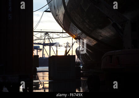 Männer bei der Arbeit im Trockendock Stockfoto