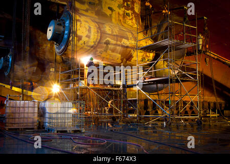 Männer bei der Arbeit im Trockendock Stockfoto