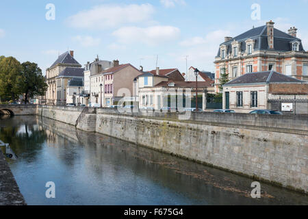 Der Canal du Mau in Chalons En Champagne Frankreich mit Bauten neben Stockfoto