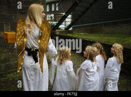 Engelskirchen, Deutschland. 13. November 2015. Ein junges Mädchen als "Christkind" (Christkind) und Kinder kommen auf das Weihnachtspostamt in Engelskirchen, Deutschland, 13. November 2015. Sechs Wochen vor Weihnachten, sind bereits mehr als 6.000 Wunschlisten von Kindern auf der ganzen Welt an das Christkind Postamt in Engelskirchen angekommen. Foto: Oliver Berg/Dpa/Alamy Live News Stockfoto