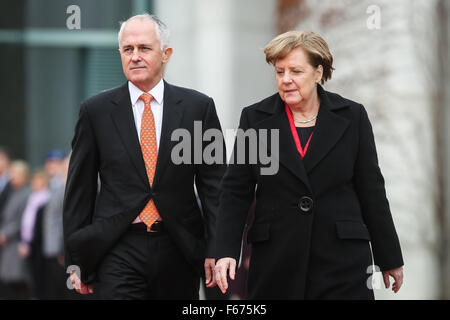 Berlin, Deutschland. 13. November 2015. German chancellor Angela Merkel (R) und Besuch der australische Premierminister Malcolm Turnbull teilnehmen eine Willkommenszeremonie am Kanzleramt in Berlin, Deutschland, am 13. November 2015. Bildnachweis: Zhang Fan/Xinhua/Alamy Live-Nachrichten Stockfoto