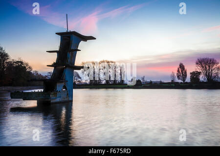 Der alte Sprungturm Coate Wasser in Swindon in der Morgendämmerung. Stockfoto