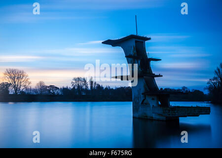 Der alte Sprungturm Coate Wasser in Swindon in der Morgendämmerung. Stockfoto