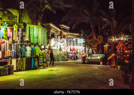 Hauptstraße von Souvenirläden und Restaurants in der Nacht in Dahab, Ägypten. Stockfoto