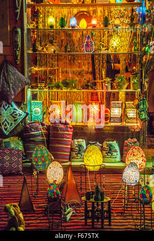 Traditionelle arabische Laternen, Lampen und touristische Souvenirs in Dahab, Ägypten. Stockfoto