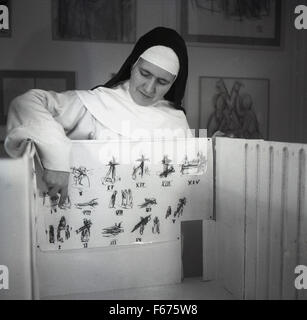 1951, historische, eine Dominikanische Nonne zeigt Bleistift-Zeichnungen oder Entwürfe von französischer Künstler Henri Matisse für das Projekt von der Chappelle du Rosaire de Vence. Stockfoto