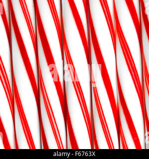 Nahaufnahme von Pfefferminz Zuckerstangen nebeneinander. Stockfoto