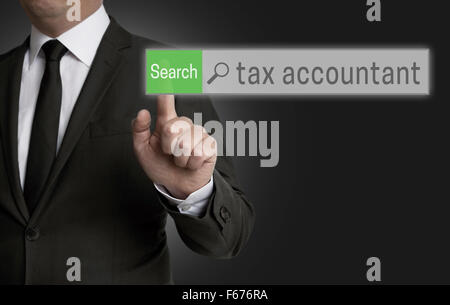 Tax Accountant Browser wird von Geschäftsmann Konzept betrieben. Stockfoto