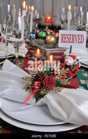 Dekorative gefaltete Serviette auf dem Weihnachtstisch Stockfoto