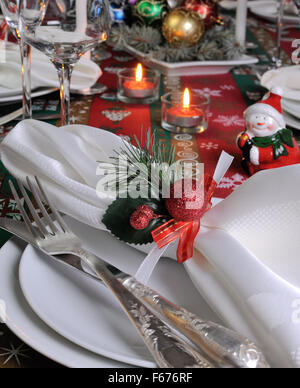 Dekorative gefaltete Serviette auf dem Weihnachtstisch Stockfoto