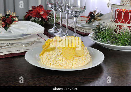 Multi-Schicht-Salat mit Mayonnaise mit den Blumen von chips Stockfoto