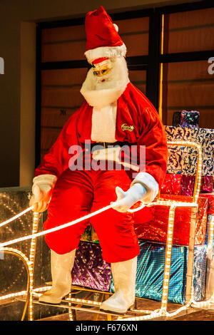 Weihnachtsmann auf seinem Schlitten vor einem Hotel in Dahab, Ägypten. Stockfoto