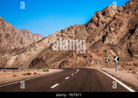 Die Wüstenlandschaft des Sinai-Halbinsel an der Straße von Dahab nach Eilat in Ägypten. Stockfoto