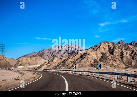 Die Wüstenlandschaft des Sinai-Halbinsel an der Straße von Dahab nach Eilat in Ägypten. Stockfoto