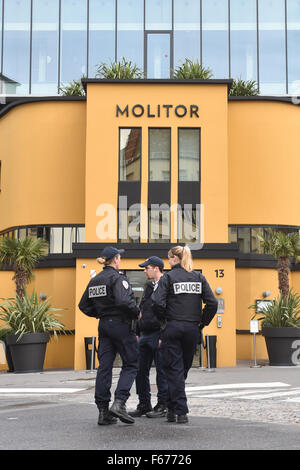 Paris, Frankreich. 13. November 2015. Polizisten stehen vor dem Hotel von der deutschen Fußball-Nationalmannschaft in Paris, Frankreich, 13. November 2015. Foto: Uwe Anspach/Dpa/Alamy Live News Stockfoto