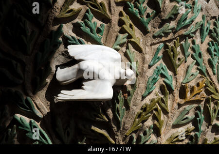 Sagrada Familia, Basilika, Antoni Gaudi, Barcelona, weißem Marmor auf Zeder Lebensbaum über Nächstenliebe Portikus, Geburtsfassade Taube Stockfoto