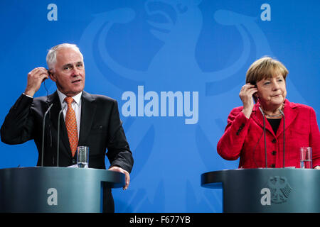 Berlin, Deutschland. 13. November 2015. German chancellor Angela Merkel (R) und Besuch der australische Premierminister Malcolm Turnbull teilnehmen eine Pressekonferenz im Bundeskanzleramt in Berlin, Deutschland, am 13. November 2015. Bildnachweis: Zhang Fan/Xinhua/Alamy Live-Nachrichten Stockfoto