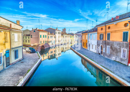 die leuchtenden Farben der historischen Häuser von Comacchio, Stadt, bekannt als The Little Venice in der Emilia Romagna, eine bezaubernde Lagunenstadt mit Brücken und Kanälen durchzogen Stockfoto