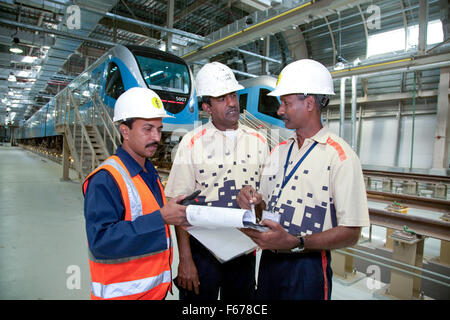 Ingenieure arbeiten unter u-Bahn in Dubai Metro Stockfoto