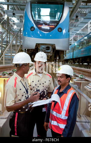 Ingenieure arbeiten unter u-Bahn in Dubai Metro Stockfoto